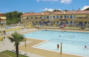  Dette store feriekompleks med forskelligartede boliger ligger blot 600 m fra havet. Fra denne gode beliggenhed er der kun en times kørsel til de historisk vigtigste byer i Veneto, såsom Padua og Ve ...