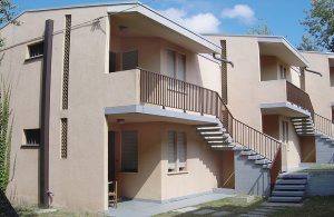  Dejlige lejligheder i en smuk bygning kun 150 m fra havet. Huset ligger i gåaftstand til de nærliggende strande og centrum af byen. Lejlighederne har et fælles udeområde med stole, borde og paras ...