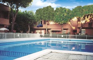  Dette store feriehus-kompleks består af flere boliger. Komplekset ligger kun 200 meter fra det smukke hav. For gæsterne er der private terrasser og et fælles swimmingpool-område. Lejlighederne li ...