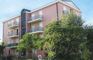  Disse lejligheder ligger i flot bygning kun 50 meter fra havet. Bycentrum og de nærmeste strande ligger indenfor en overkommelig gåafstand. Alle lejlighederne har smuk havudsigt og egen private ter ...