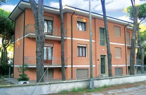  Lejligheder der ligger 200 m fra havet. Med strategisk god beliggenhed, blot en time i bil fra venetiens vigtigste byer: Paua og Venedig. I kan gå til byens centrum samt de skønne strande. IVK152-1 ...