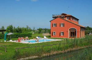  Fire lejligheder fordelt på tre etager i et renoveret bondehus. Ferieboligen ligger i et af de dejlige fiskerområder i Venedig. Der er pool med liggestole, parasoller og havemøbler samt pavillon m ...