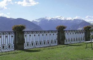 Tre for nyligt renoverede lejligheder i en bygning der ligger ved siden af en historisk familievilla (benyttes af ejeren i weekenderne). I den smukke have, der ligger ved bredden af Lago Maggiore, fi ...