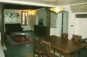  Denne lejlighed ligger i en typisk venetiansk bygning i nærheden af Campo Santa Margherita, en dejlig levende plads. Fra parkeringspladsen Piazzale Roma kan man gå dertil på 15 minutter, så man i ...