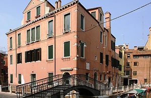  Elegant lejlighed på 2. etage i et venetiansk palazzo, der ligger i det gamle værftskvarter. Udstyret terrasse. Babyseng kan lejes. ...
