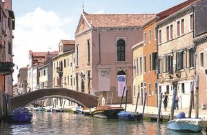  Pæn lejlighed i nærheden af 'Chiesa della Madonna dell'Orto' (bydelen Cannaregio), som er et af de roligste områder i Venedig. Fra den store og godt udstyrede have, har i udsigt til kirken. Lejlig ...