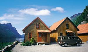  Pænt og praktisk feriehus ved fiskerig fjord og nær god lakseelv. Fryser, vaskemaskine og tørretumbler fælles med N15027 og N15028, 3 m. ...