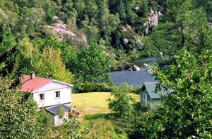  Et hyggeligt, lille, ældre feriehus; ugeneret med panoramaudsigt over vand, skov og fjeld. Meget gode fiske- og bademuligheder. Fint turterræn. Egen bådplads. ...