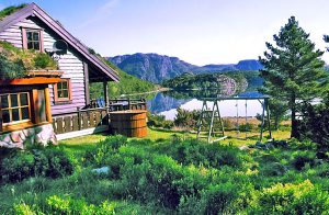  Komfortabelt kvalitetshus i mægtigt fjeld- og naturområde. Her har I eget grillhus med gulvvarme, ildsted og plads til 12 pers. Huset ligger kun 80 m fra vandet, hvor en robåd står til jeres disp ...