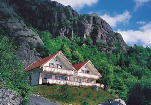 Dejligt kvalitetshus på stor solrig naturgrund med en fantastisk udsigt over skærgården og havet. Lige nedenfor huset er der badested og bådbro. Huset er meget smagfuldt og lyst indrettet. Fra be ...