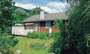  Hyggeligt lille hus på naturgrund med smuk udsigt. Det ligger ved ejers gård, hvorfra der sælges brugskunst. Gode fiskemuligheder i hav og elv. ...