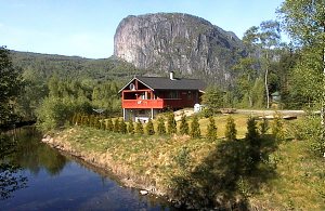  Hyggeligt kvalitetsferiehus beliggende i ugenerte og fredelige omgivelser. Stor terrasse. Den omkringliggende natur indbyder til gode fjeld- og vandreture, samt til svampe- og bærplukning i sensomme ...