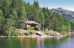  Hyggeligt feriehus på meget stor grund - helt ugenert og roligt ved fiskerigt vand. Mulighed for at fange ål. Bilvej til huset. Udsigt over vandet og fjeldlandskabet. Udflugtsmuligheder. ...