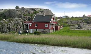  Pænt feriehus, der ligger tilbagetrukket fra søen, med udsigt over vandet og naturen. Et soverum er et gennemgangsrum. ...