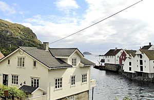  Pæn og veludstyret lejlighed i stueetagen af ejers hus. Gode fiskemuligheder i fjord og elv. Hyggeligt og pænt udendørs-område på egen bro. Båd med ekkolod. Ekstra båd udlejes. ...