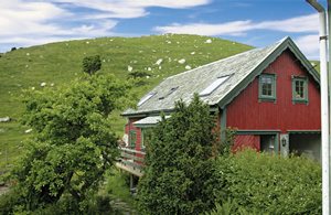  Pæn ferielejlighed i samme hus som N15205, med fin beliggenhed ved vandet, hvor I gratis kan bruge båd og kano. I kan bade og fiske laks og ål. Grillhus ved vandet. ...