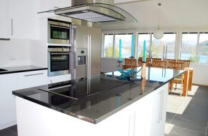 Meget pænt, indholdsrigt og særdeles godt udstyret feriehus, beliggende fredeligt lige ved Giljastølsvandet. Der går en enorm terrasse rundt om hele huset, med massagebad og flot panoramaudsigt o ...