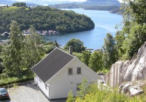 Ved Fisterfjorden finder du dette veludstyrede feriehus, beliggende i et roligt område med en unik udsigt over fjorden og øerne omkring. Fiskemulighederne er meget gode, både i fjorden og i fejlds ...