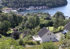  Dette fine feriehus har flot udsigt over fjorden og de omliggende øer. Den store åbne terrasse er ideel til afslapning eller måske til at grille dagens fangst af fisk? Der er mange fiskemuligheder ...