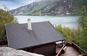  Pænt hus med pejs og terrasse. Fredelig beliggenhed med udsigt over fjorden. Fiske-, bade- og mange turmuligheder, f.eks. til Sandnes og Prekestolen. Stejl trappe til 1. sal. Nabo: 40 m. ...