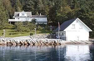  Stort og veludstyret hus med ugeneret og flot beliggenhed ved Botnefjorden. Nær Lysefjorden og Prekestolen. Gode bade-, fiske- og vandre muligheder. ...