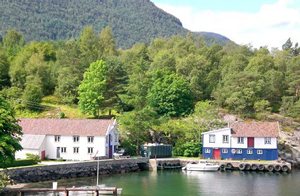  Dejligt og veludstyret hus tæt ved vandet. Flot udsigt over fjorden. Gode fiske og bademuligheder. Børn meget velkommen. Udflugter til Lysefjord. Nabo 20m. ...