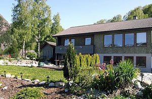  Hyggeligt ferielejlighed ved Høgsfjorden. Stor solrig terrasse mod vest med flot udsigt over fjord og fjeld. Mulighed for: leje af cykler, kajak, rideture, golf og skydning. Børnepasning tilbydes.  ...