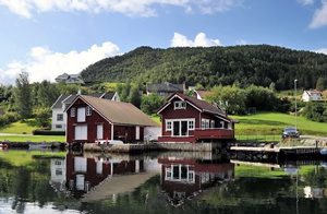  Pænt og veludstyret feriehus ved fjorden med flot udsigt over fjeld og fjord. Egen badestrand. Børnevenligt. Wellness-Hotel: 23 km. ...