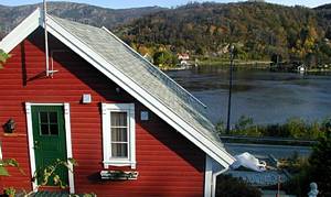  Lejlighed bygget på ejers fritstående garage. Bade- og fiskemulighed fra ejers private kaj og strand. Gode fiske- og udflugtsmuligheder i nærområdet. Nabo 30 m. ...