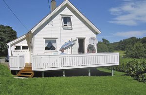  Feriehus med stor have i landlige omgivelser ved Vestlandets bedste fiskefjord. Gode udflugtsmuligheder. Rygeovn til fisk. Ekstra båd/motor udlejes. Weber gasgrill kan lejes. ...