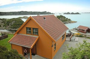  Dette kvalitetshus har en yderst god beliggenhed med en fantastisk udsigt over havet og skærgården. Et meget smagfuldt og praktisk indrettet feriehus mod havet, godt afskæmet af holme og skær. Ve ...