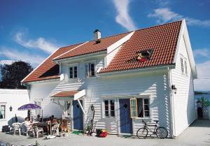  Flot kvalitetsferiehus i Nedstrand med nydelig udsigt over fjorden. Enorm terrasse med udeplads og grill. Indretning og møblering af høj kvalitet. Gode fiskeforhold i fjorden. Gode udflugtsmulighed ...