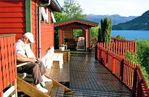 Feriehus i roligt område. Eget bådehus og -bro med grillplads og pejs. Gode fiskemuligheder. Ekkolod og ekstra både kan lejes, 17 fod/15hk og 16 fod/9,9 hk. Cykler til leje, skal forudbestilles. 2 ...