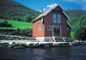  Dette nye og pæne hus af høj standard ligger helt nede i vandkanten ved Ølensfjorden. Huset er flot møbleret i norsk stil og det er godt udstyret. Der er en stor solrig plads med grill på broen. ...