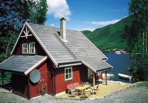  Kvalitetsferiehus af meget høj standard med pragtfuld udsigt over Ølensfjorden. Huset ligger i roligt og idyllisk naturområde, lige ved fjorden med egen bro. Lys og venlig indretning og møblering ...