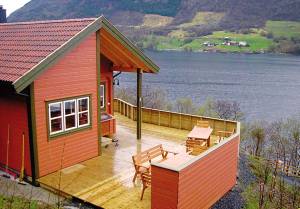  Pænt og komfortabelt feriehus med bedste beliggenhed på solrig grund med kort vej til fjorden. Der hører eget bådehus og bro samt en lille sandstrand til stedet. Gode fiskemuligheder fra bro og b ...