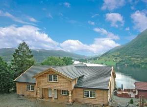  Stort, dejligt blokhus, som er bygget i traditionel norsk byggeskik og beklædt med vildmarkspanel. Huset ligger 50 m højt over Ølensfjorden med panoramaudsigt over det smukke fjordlandskab. Det er ...