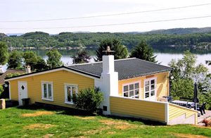  Feriehus 300 m fra fjorden. Terrasse og pejs. Gode fiske- og bademuligheder. Nær Haugesund (9 km). Barneseng/-stol på forespørgsel. Golf i området. Ekstra fryser (205 l). Nabo 30 m. ...