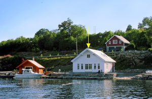  Direkte ved fjorden ligger dette flotte og pænt møblerede feriehus. Panoramaudsigt over fjord, skov og fjeld. Meget gode fiske- og bademuligheder. Ekstra båd og motor til leje. N17013: 100 m. ...