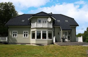 Et stort, stilrent og yderst veludstyret feriehus med panoramaudsigt over Vatsfjorden. To skønne terrasser mod syd og vest. Rigtig gode bade- og fiskemuligheder i fjorden. Dejligt at gå ture i det  ...