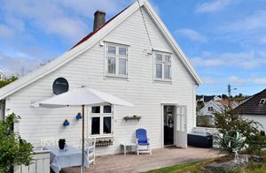  Pænt og veludstyret feriehus beliggende 400 m fra Skudneshavn centrum og 600 m fra fjorden. Nydelig badestrand 1,5 km fra huset. Fine børneforhold. Nabo: 10 m. ...