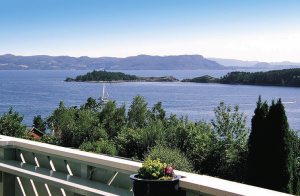  Denne pæne ferielejlighed ligger på en fredelig bakke 100 m fra fjorden. Den flotte udsigt over fjord, fjeld og Ryfykeøtane kan du nyde fra en solrig, sydvendt og overbygget terrasse med pæne hav ...