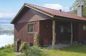  Pænt feriehus med stor terrasse. Tæt ved lakseelv og flot vandreterræn. Ekstra båd med motor udlejes ved fjorden. ...