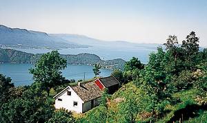  Roligt og fredeligt område. Fantastisk udsigt over fjord. Til fjorden ca. 10min. med bil. Gode fiskemuligheder. Rosendal ca. 45 min. ...