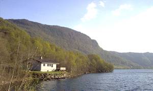 Hus ved ørredvand. Fredeligt sted med fin udsigt over sø og fjeld. Udflugtsmuligheder til fods og i bil. Haugesund 1 t. ...
