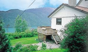  Hus på grund med udsigt. Fin, stor have. Tyndt befolket område. Fine fiskeforhold i fjord. Rosendal 30 min., Husnes 45 min. i bil. Gode udflugtsmuligheder. 30 m til nærmeste nabo. ...