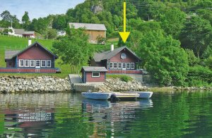  Dette feriehus ligger helt ned til vandet, hvor der er en lang strand og gode bade- og fiskemuligheder. Huset ligger i et vildt og storslået naturområde med fjord og fjeld samt gode udflugtsmulighe ...