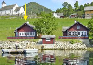  Dette feriehus ligger helt ned til vandet med en lang strandlinie og gode bade- og fiskemuligheder. Feriehuset ligger i et storslået norsk naturområde med fjorde og gode vandremuligheder. Ekstra b� ...