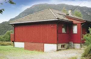  Feriehus i smukt og fredeligt naturområde. Udsigt over den fiskerige Etnefjord. Erfarne sejlere kan leje en motor. ...