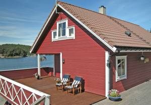  Dette store og komfortable feriehus ligger 20 m fra Onarheimsvågen, ved indsejlningen til Hardangerfjorden med panoramaudsigt over fjord og fjeld. Stor terrasse. Fiskeri i særlig fiskerig fjord fra ...